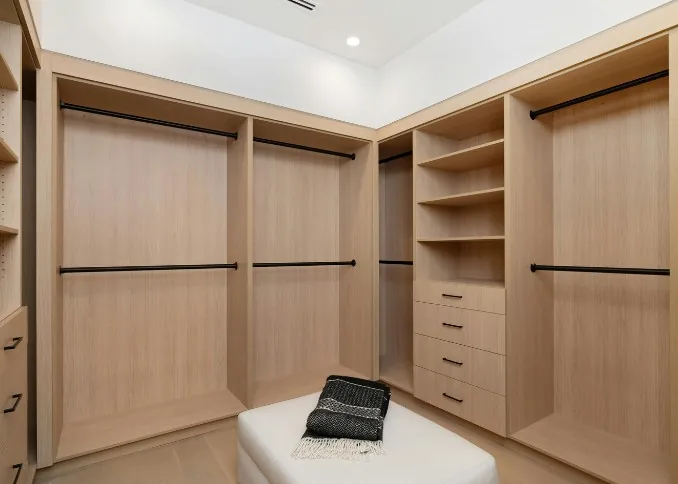 Vestidor a medida en madera clara con puf central en Villímar, Burgos