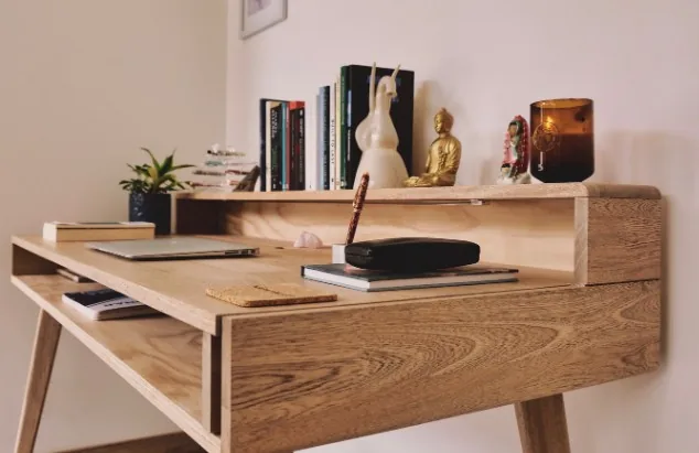 Escritorio de madera clara con hueco portaobjetos, libros y patas estilo escandinavo en Burgos