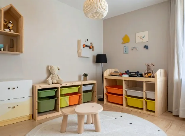 Estantería de madera a medida con baldas para botellas en un local de hostelería de Burgos