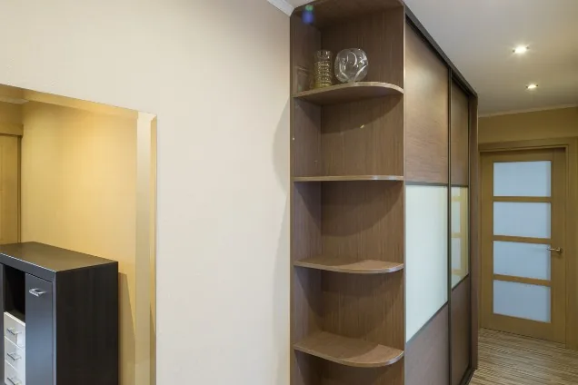 Estantería y armario de madera clara a medida para interior de autocaravana en Burgos