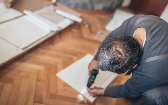 Instalación de parquet de roble en espiga con taladro en Burgos