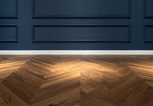 Primer plano de suelo de parquet antiguo con juntas rellenadas y barnizado uniforme en Burgos