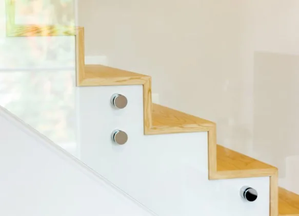 Escalera de madera clara con barandilla de cristal en Burgos