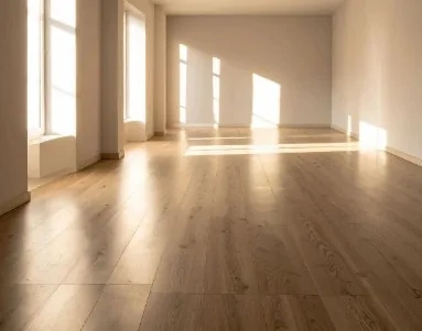 Suelo de tarima de roble claro instalado en un salón luminoso de Burgos
