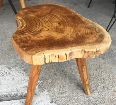 Barra de madera maciza con canto macizo y frente de listones en un bar de Burgos