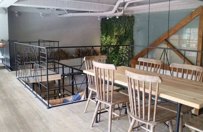 Mesa de madera con pata plegable a medida para el interior de una caravana en Burgos