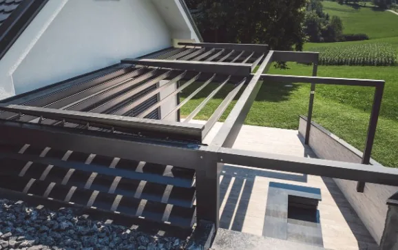 Pérgola bioclimática de aluminio con lamas orientables en una terraza