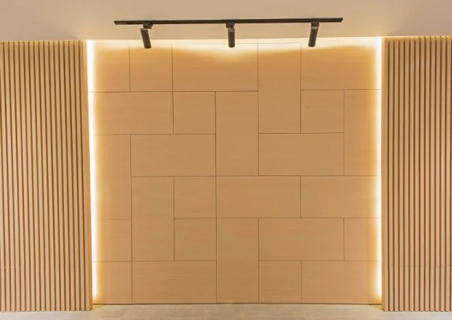 Panelado de madera a medida en la pared de un local comercial de Burgos