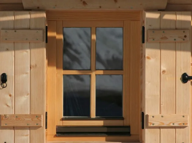 Ventana de madera restaurada con el barniz renovado en una vivienda del centro de Burgos