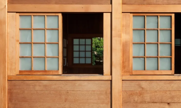 Ventanas correderas de madera a medida con paneles de vidrio esmerilado en una vivienda de Burgos